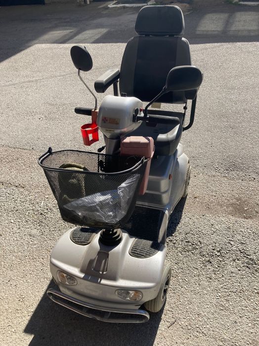 Електрическа инвалидна количка с кош