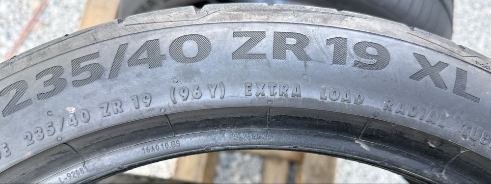 2бр 235/40/19 на 6мм с 23дот Континентал