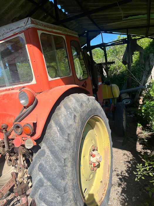 Трактор Беларус с документи в движение. С инвентар