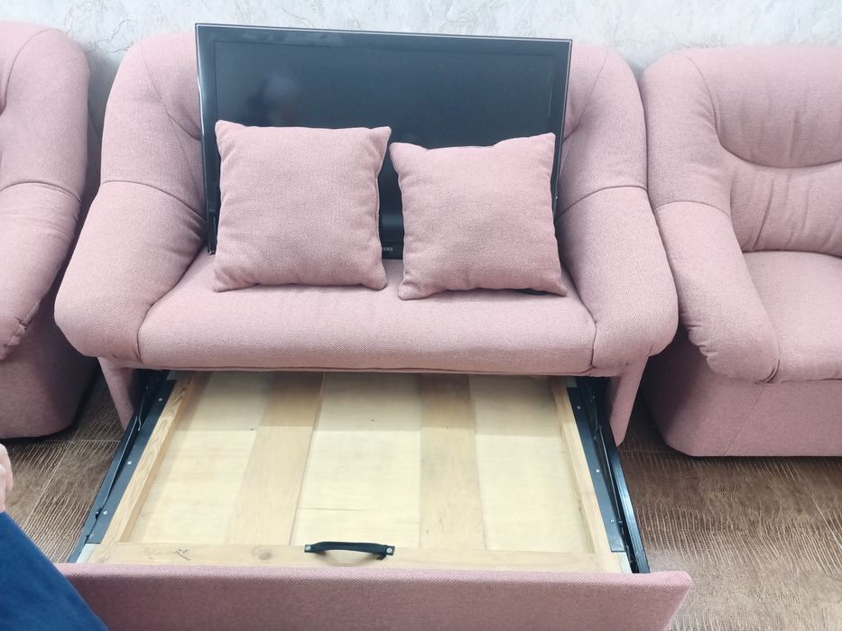 Продам диван и кресло 90000