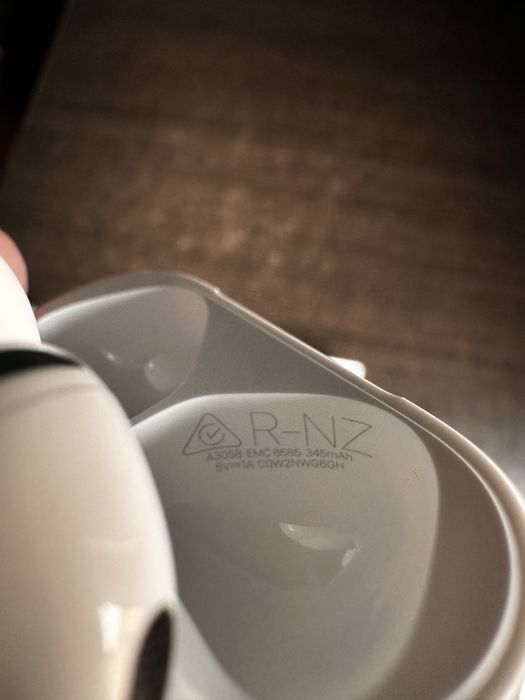 Airpods 4 cu garantie 1 an si 2 luni