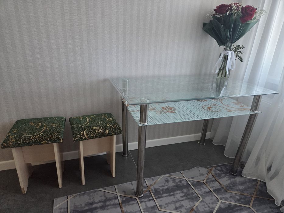 Стол стеклянный для дома