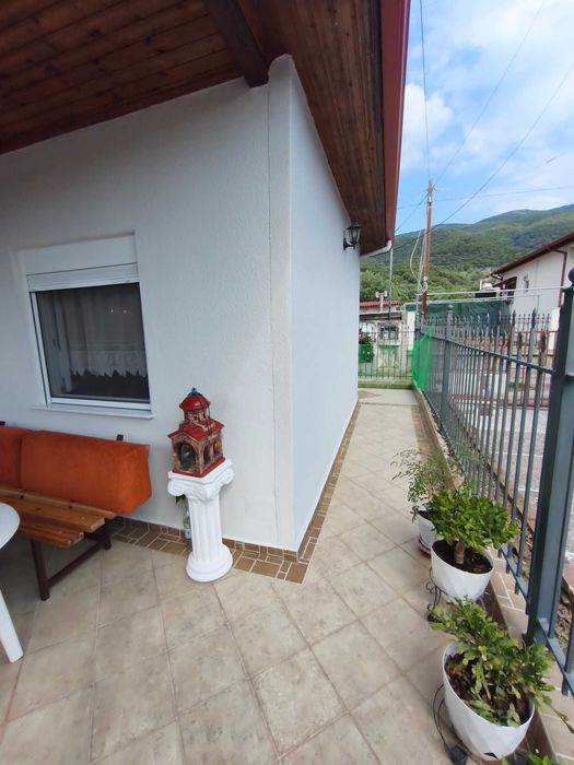 Продава къща с площ 40 м2 с двор 180 м2 в Аспровалта, Гърция