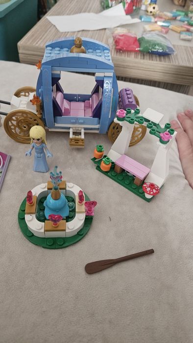 Set LEGO Disney Princess 41053 
A fost inlocuit suportul flacarii si matura.psește bagheta magica din cufar
Pret 60 lei.