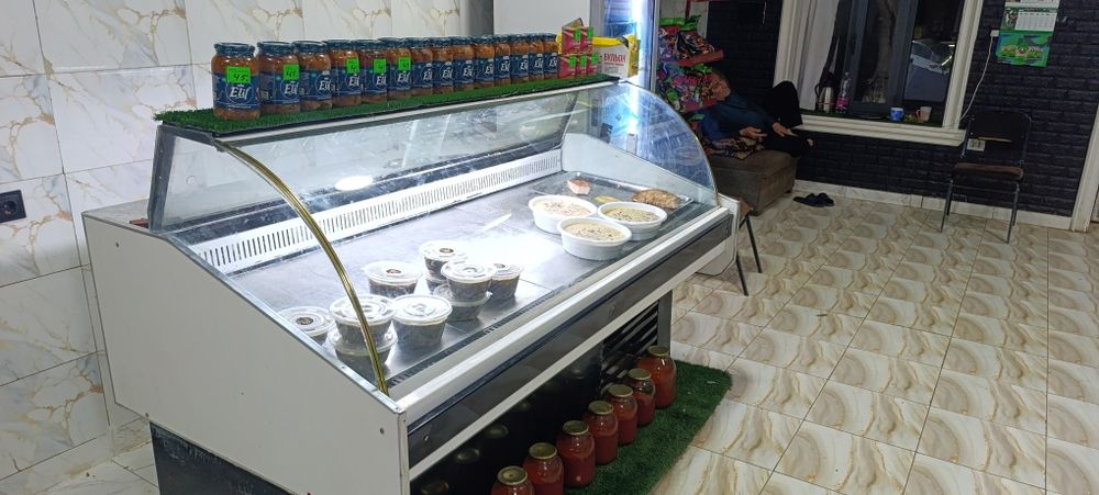 Витрина холодильник сотилади