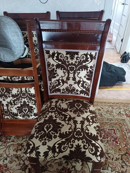 Продам добротные стулья