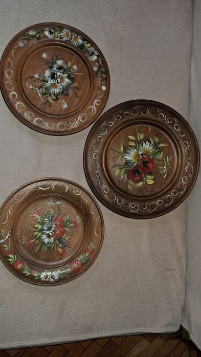 Trei  farfurii foarte mari din lemn , pictate cu motive  florale