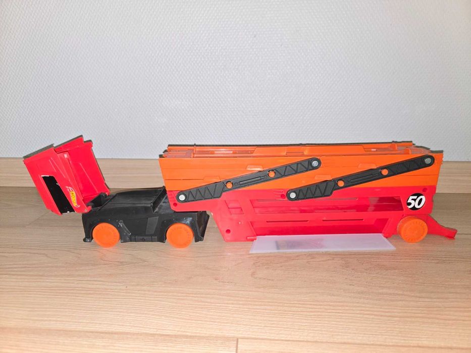 Hot Wheels / Хот Уилс / автовоз / гараж