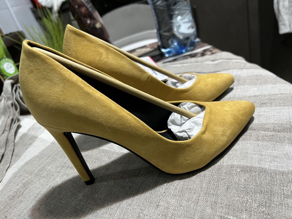 Stiletto noi galbeni Bershka