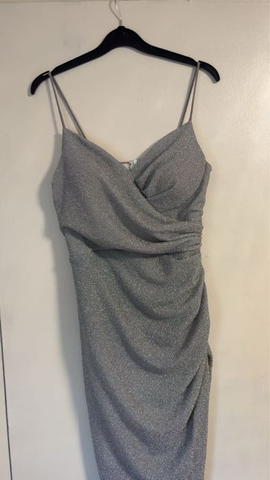 Еластична рокля в сив цвят с брокати