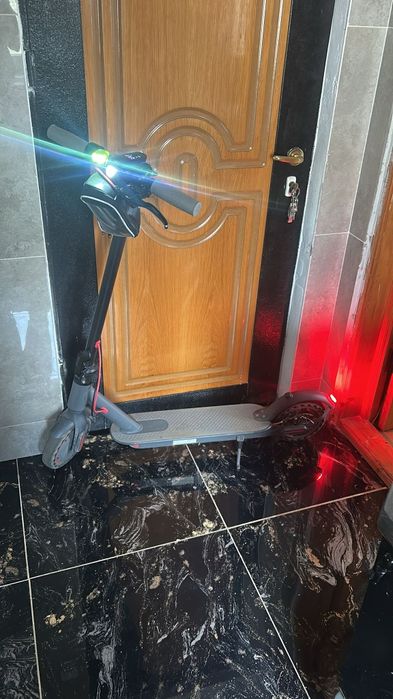 Trotineta electrica cu încărcător