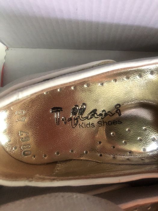 Нарядные серебристые туфли на девочку. Новые. В упаковке. Пр-во Турция