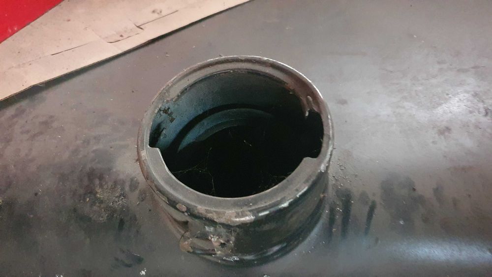 Rezervor combustibil si lichide 420 litri stare buna.
