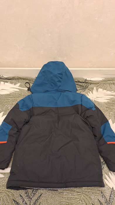 Продам куртку мальчиковую