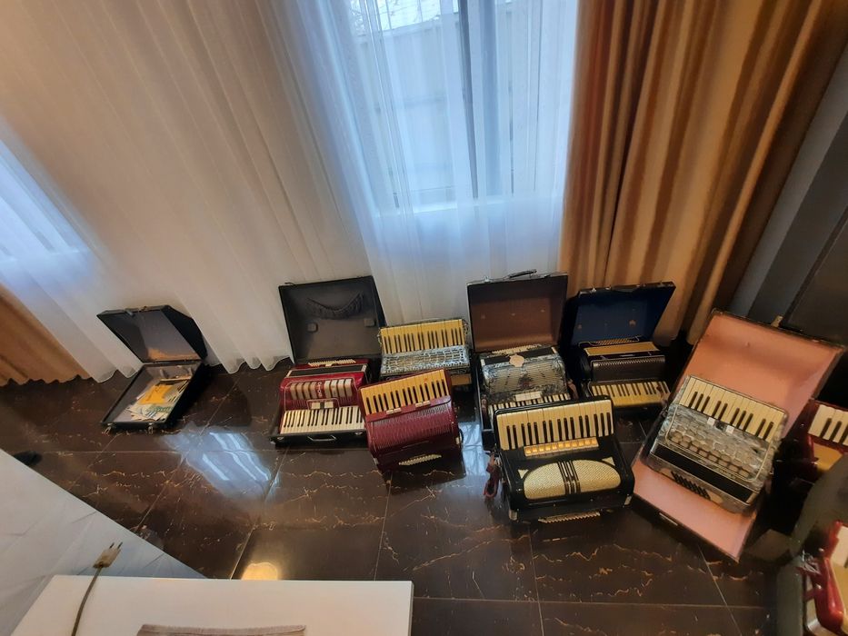 De vânzare mai multe acordeoane spre vânzare