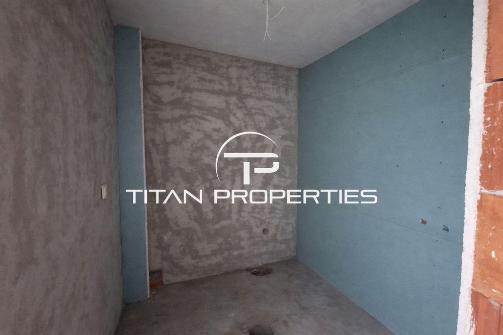 Тристаен апартамент за продажба в Център
