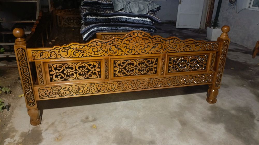 Топчан из ореха новый ручная работа