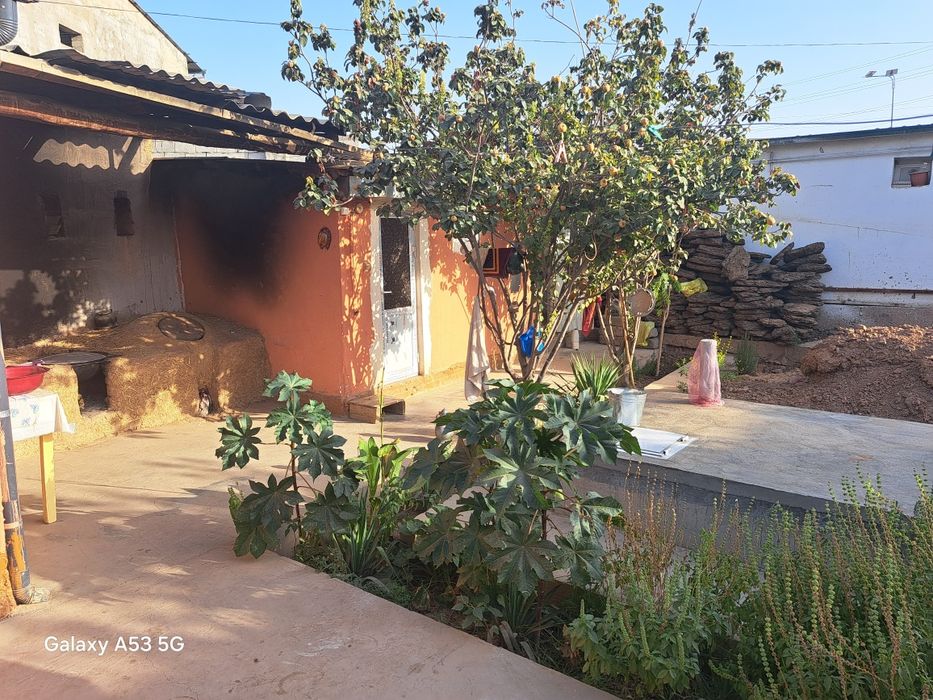 Galaguzar mahallasida uy sotiladi manzil maktab yonida uy 4 xonali