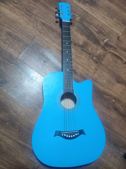 Продам акустическую гитару