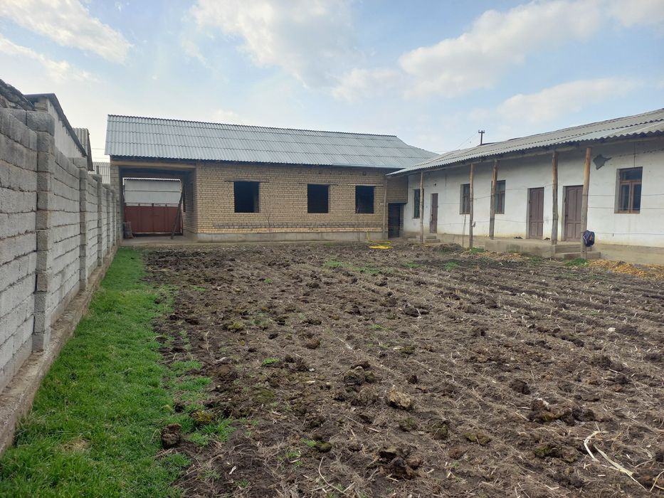 Участка  сотилади 5.5 соток 7 та хона