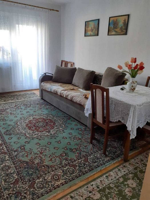 Apartament decomandat cu 2 camere, situat la etajul 2, într-o zonă liniștită