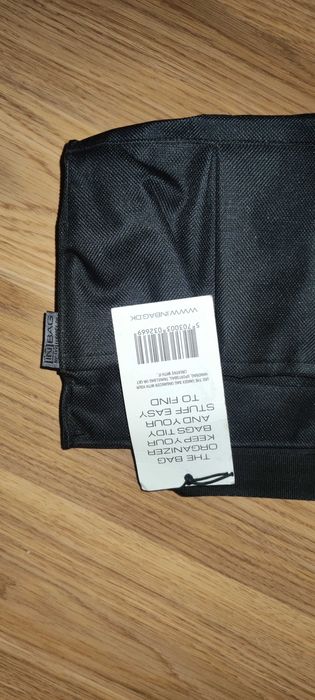 INBAG органайзер за чанти с много джобове в елегантен дизайн.