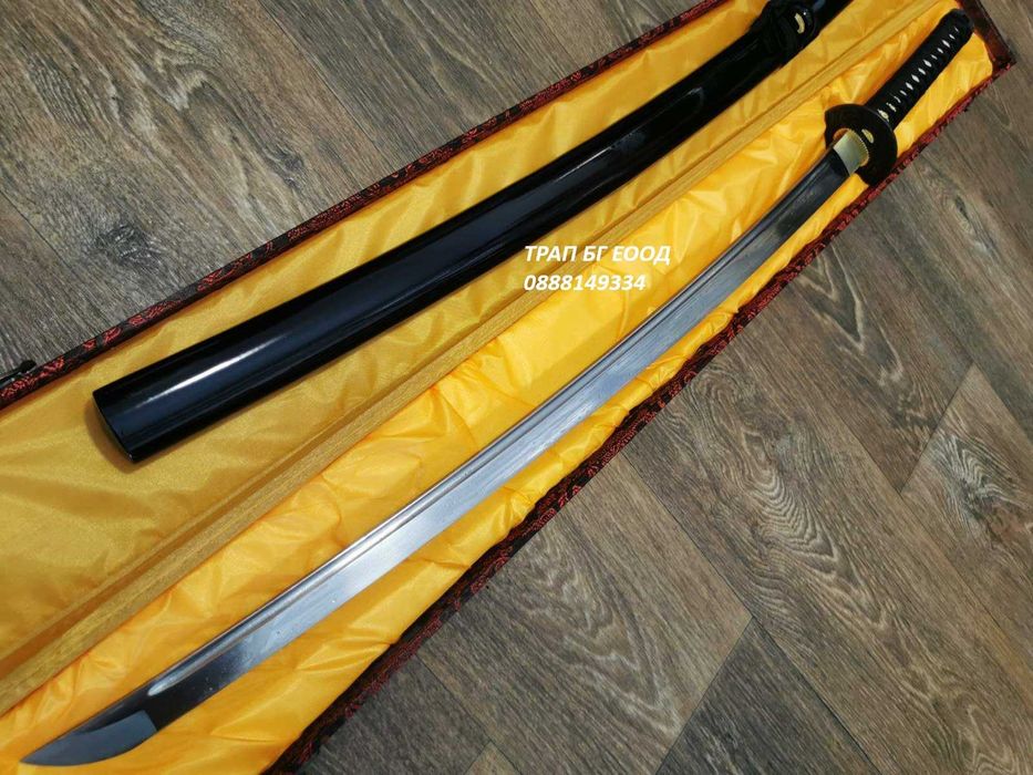 Остър меч катана с дървена лакирана кания и красива кутия