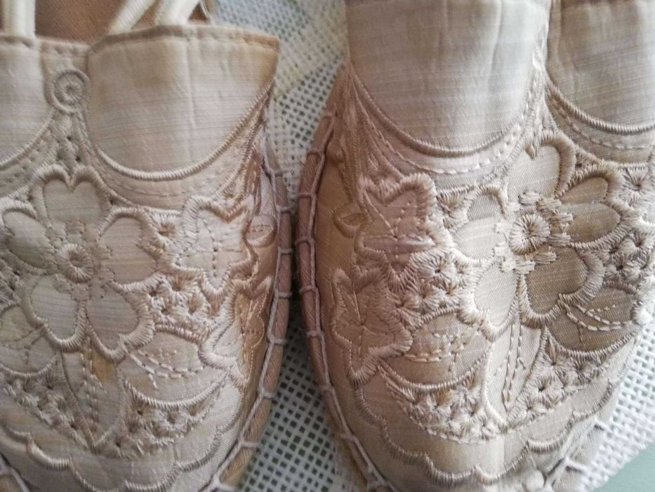 Леки и удобни дамски сандали подходящи за сезон пролет,лято и есен.