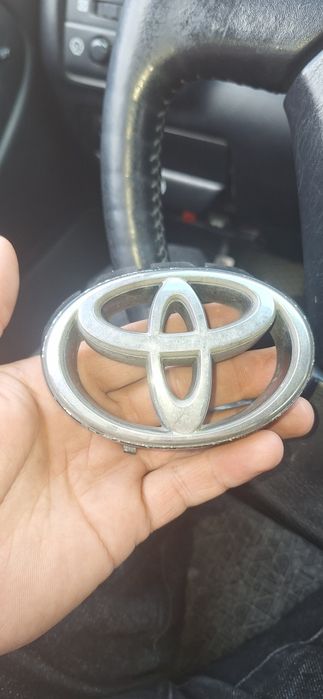 Эмблема тойота на решетке