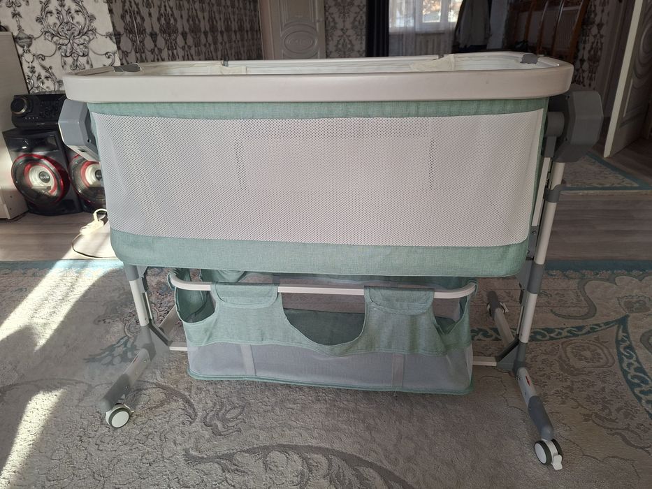 Продается манеж-шезлонг электронный.