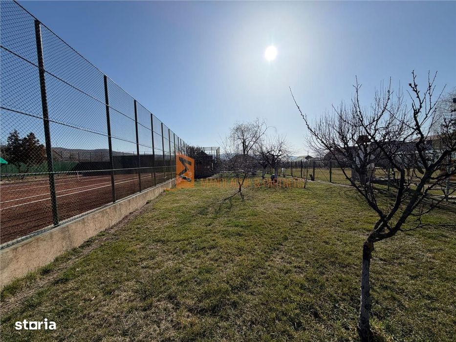 Teren intravilan + teren de tenis zona Berca