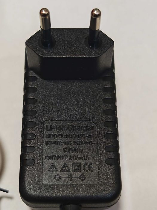 ЗАРЯДНО за 18V Акумулаторни батерии/уреди/инструменти 21V/0,8-2,0A