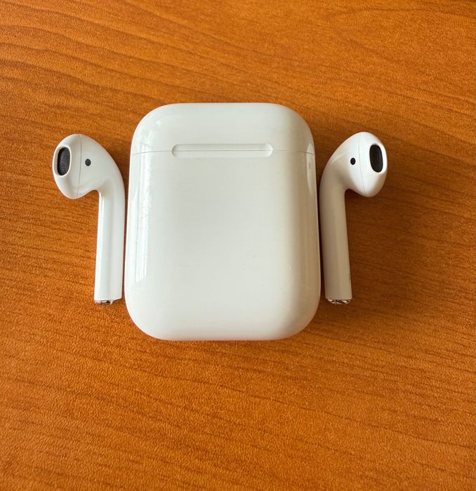 Оригинални Apple AirPods 2 • Apple Store • десен + кейс перфектни