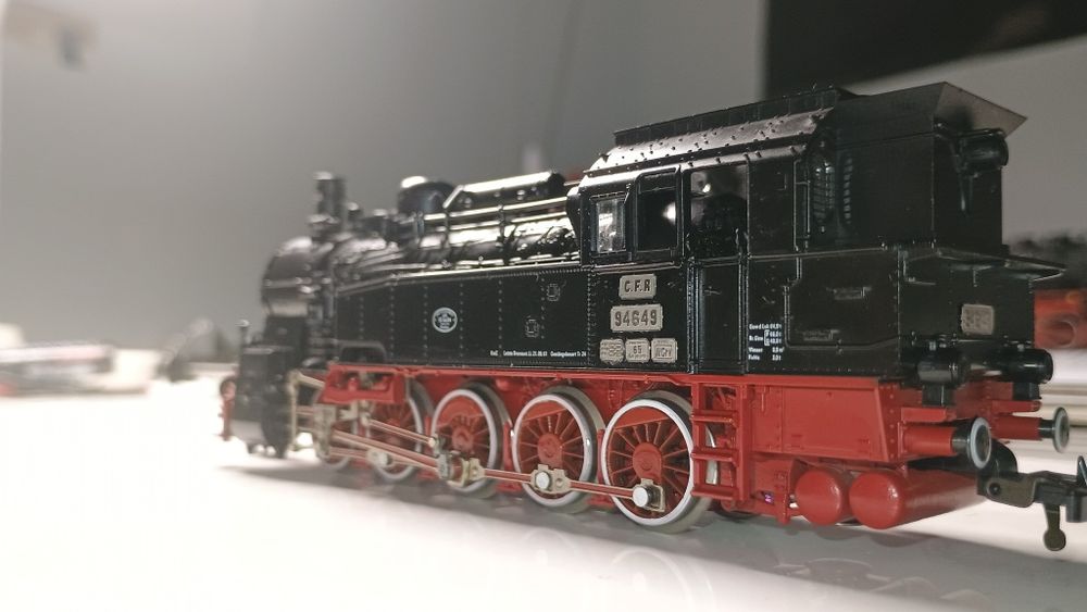 Locomotiva CFR 94.649 cu aburi, machetă trenuleț electric vagoane HO