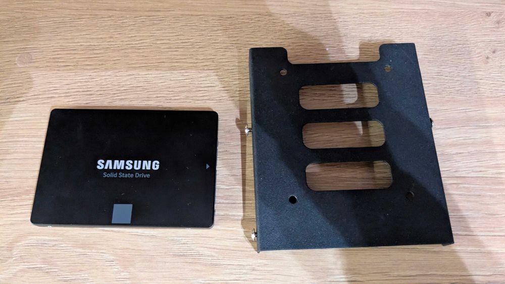 Samsung 850 EVO 250GB SSD SATA III 2.5" + Mounting Bracket