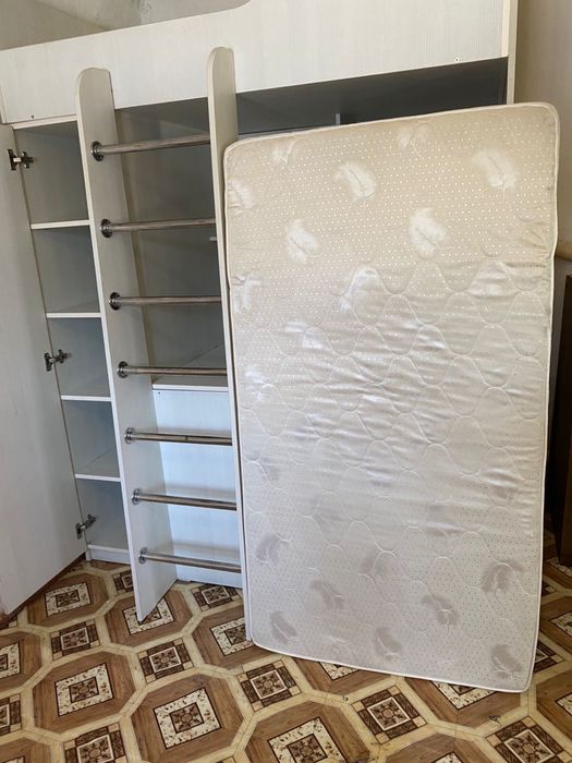 Детская кровать с встроенным столом