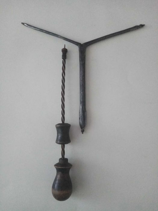 Стари инструменти-ръчен свредел, гайковерт и секач и метър.