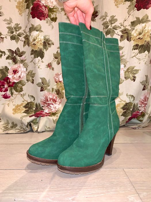Дамски зелени велурени ботуши с ток