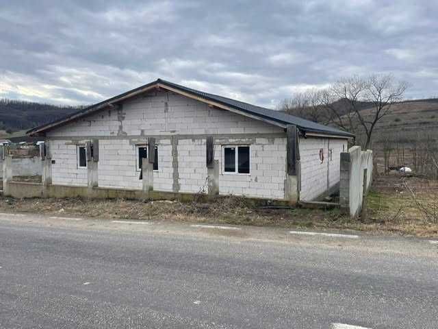 Casă la roșu cu utilități trase în curte – apă, canalizare, curent trifazic