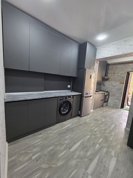 Срочно продаётся 2х комнатная квартира на 1 этаже с подвалом .6мкр,