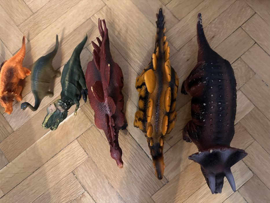 Dinozauri diverse marimi