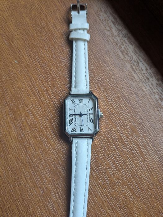 Ceas de damă în culoare albă