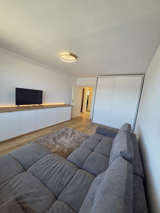 Inchiriez apartament cu 3 camere
