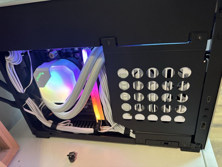 PC Gaming SFF High-End – Ryzen 7 9800X3D + RX 9070 XT 16GB – DAN A4-H2O