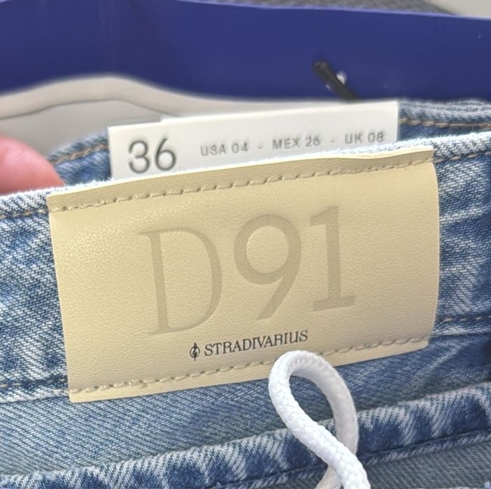 Продам новые джинсы. Бренд - Stradivarius.