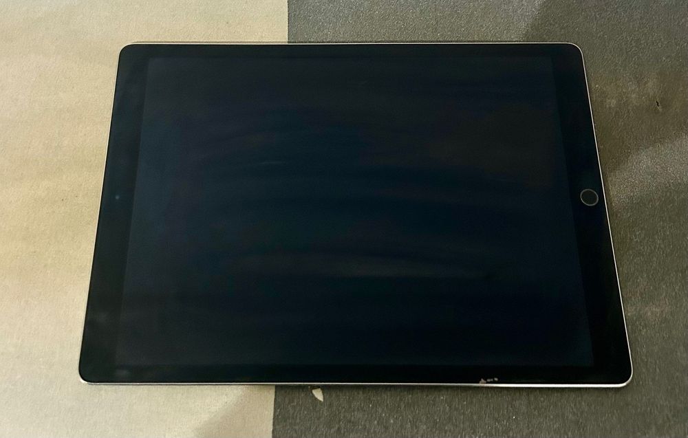 Vând iPad Pro 12,9″, generația a 2-a, 256 GB, Wi-Fi, silver