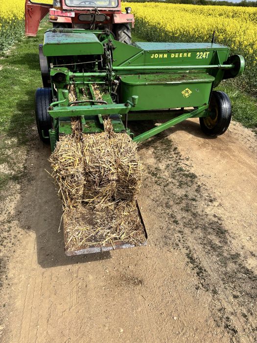 Presa John Deere 224 t ( balotiera)