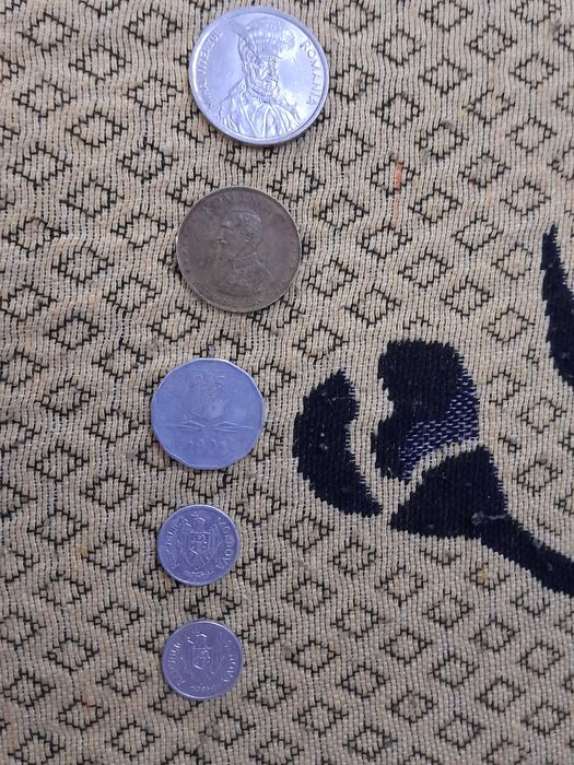 Vand bani vechi pentru cine vrea sa colectioneze .