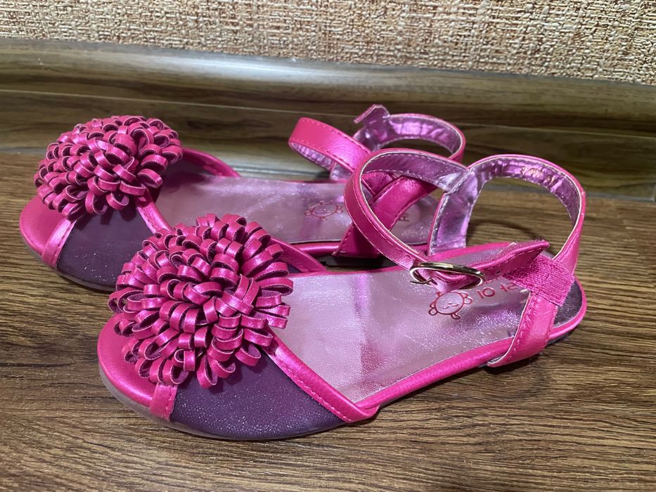 Детские туфли  и белые кроссовки ( изики) почти новые