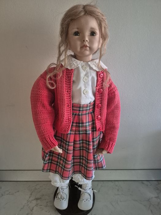 Papusa de portelan semnata Dianna Effner